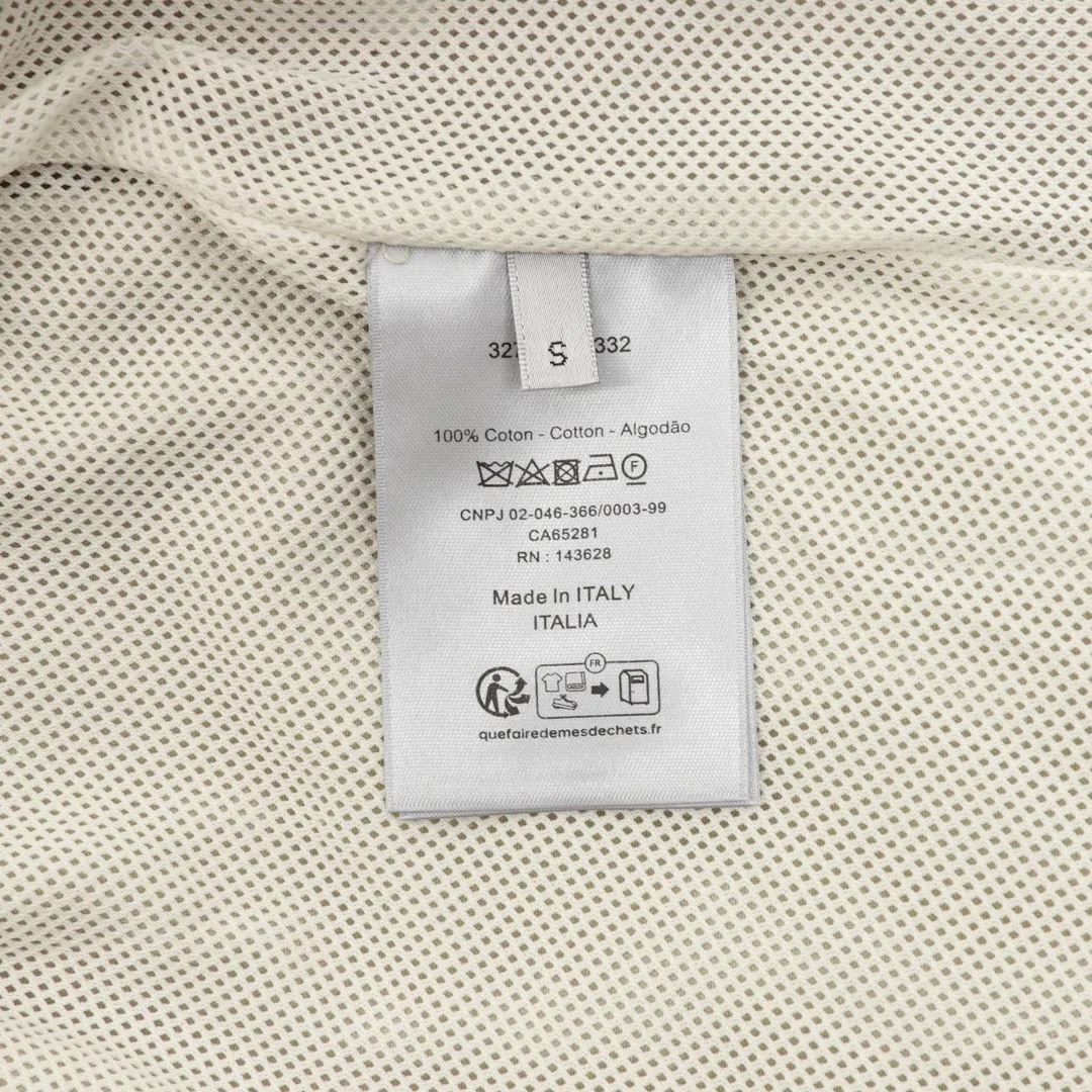 🅿️330 CD x Stone Island/Dior Stone Island joint logo shorts The fabric is made of custom-made woven fabric, which is silky and super soft compared to the original. The texture and strands of the fabric are clear and obvious, and the drape is first-class. The workmanship is exquisite and meets the foreign trade export standards. There are 4.5 stitches per centimeter. Every seam is pressed with open stitching, and the stitching is as neat as a ruler. , Made of woven floral cotton ribbon, the weaving is tight and soft to the touch. The embroidery process uses Behringer embroidery machines, which makes the embroidery colors more full and the embroidery more three-dimensional. The upper body effect is good, the same style for men and women, simple and versatile, purchasing heavyweight items, feel free to compare the quality of any on the market! Size：XS-L